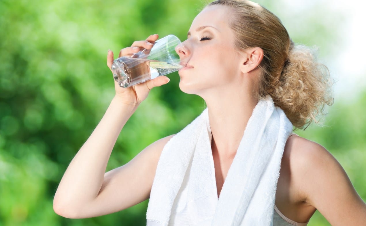Удовлетворение жажды. Пить воду. Женщина пьет воду. Вода и здоровье. Пить воду для здоровья.