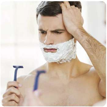 Мужчина до применения крема для удаления щетины Razorless Shaving.